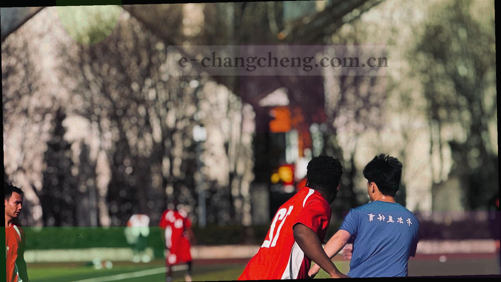 长城砖纹与球场线条在低机位强侧光下叠合成的抽象背景，画面不带人物